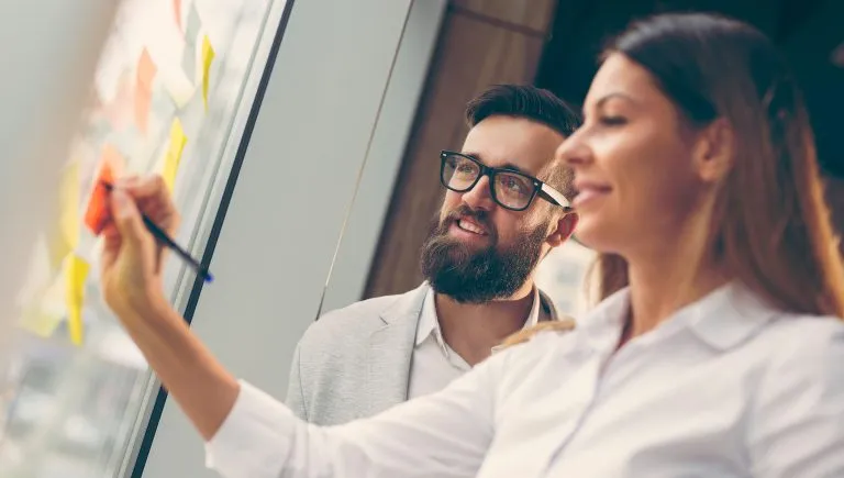 Personas organizando un evento empresarial